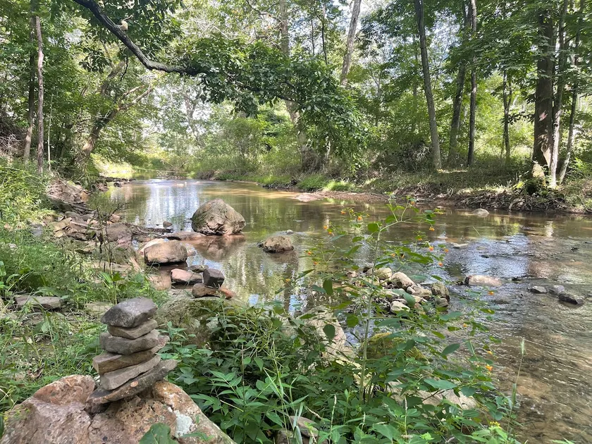 Cozy Creekside Getaway - Image 1