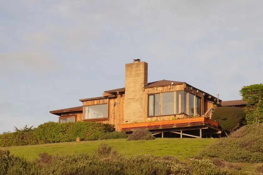 An Artist's Retreat Overlooking the Pacific - Image 1