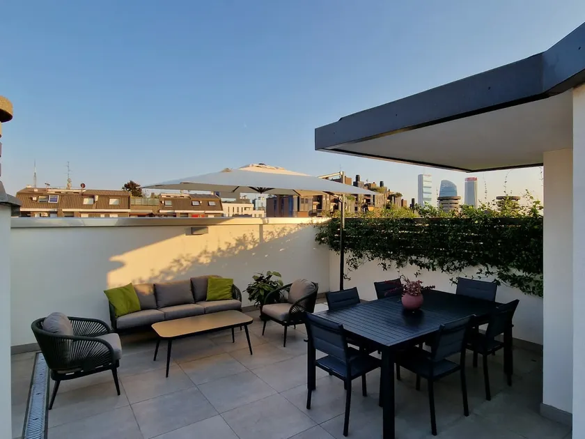 Penthouse with panoramic terrace and garage - Image 1