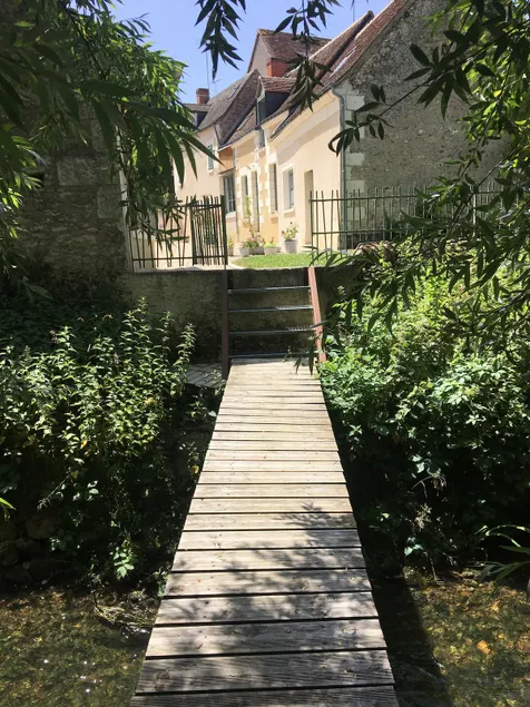 Waterfront guest house in the heart of the châteaux region - Image 1