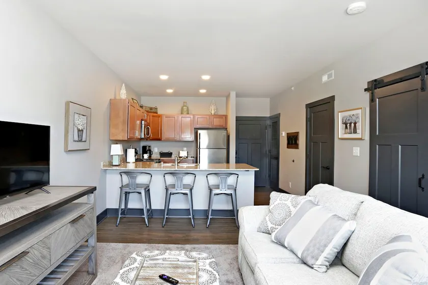 NEW Apartment with Balcony - Close to Everything! - Image 1