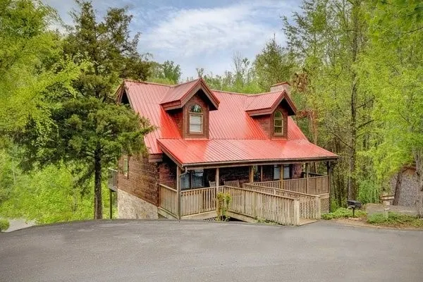 Beautiful Cabin! 5BR/3BA, Sleeps 16, Mile from Parkway, WIFI, Hot Tub, Game room - Image 1