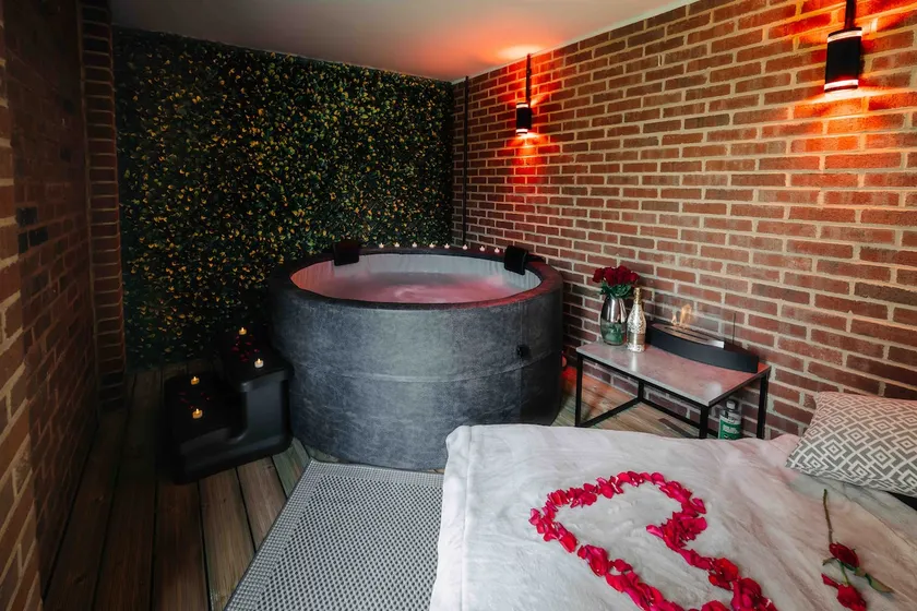 Romantic Couples Getaway with a Hot Tub - Image 1