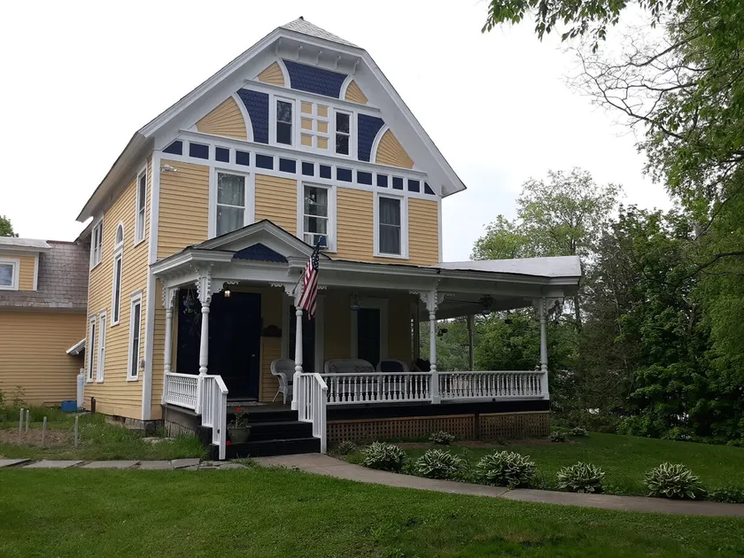 Cozy Adk Victorian! Ski, hike, hottub, relax! - Image 1