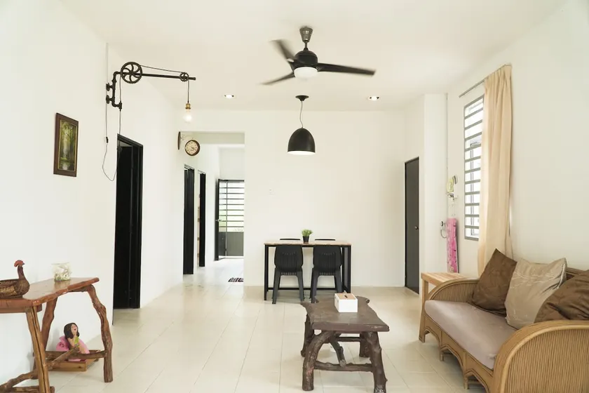 Cozy, Spacious Gambang Homestay - Image 1