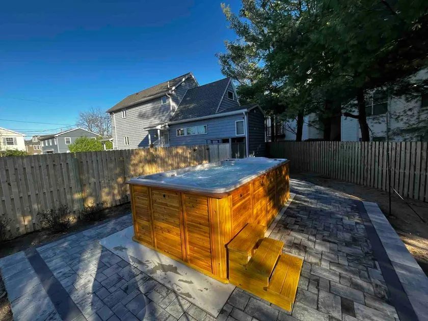 Walk to beach! Heated swim spa! - Image 1