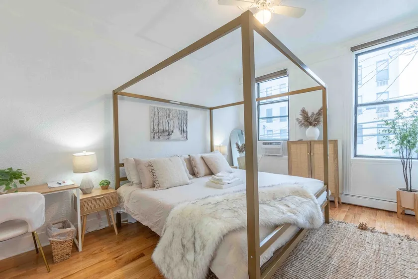 Your Summer Place | Enjoy a King bed near airport! - Image 1