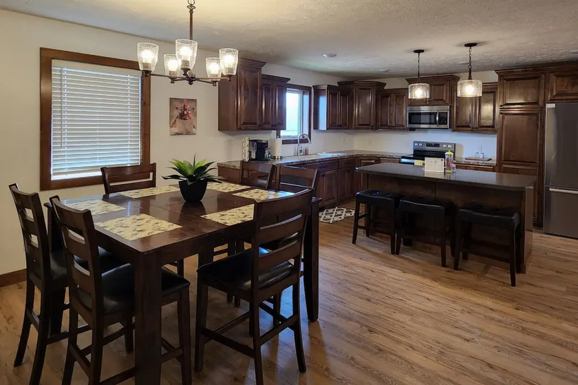 Spacious townhouse up to 14 people! Prime location - Image 1