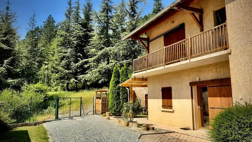 Beautiful 2-room apartment with garden and private parking - Image 1