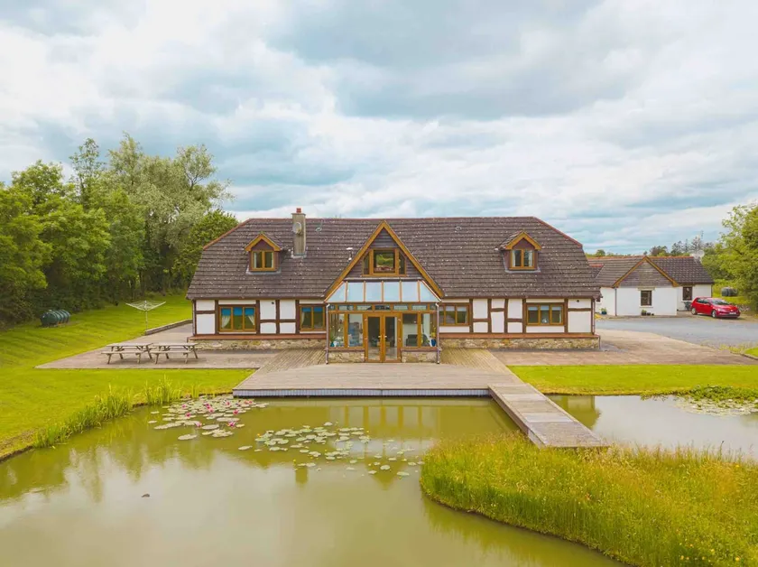 7 Bedroom Lakeside Lodge, Roscommon. 4 STAR ☘️☘️☘️☘️ - Image 1