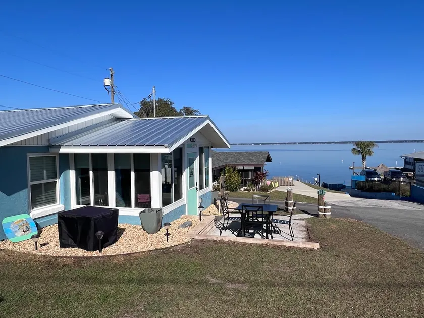 View of Lake Weir & private beach access  - Image 1