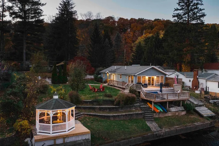 Waterfront Three bedroom in Saugerties w/ Hot Tub - Image 1