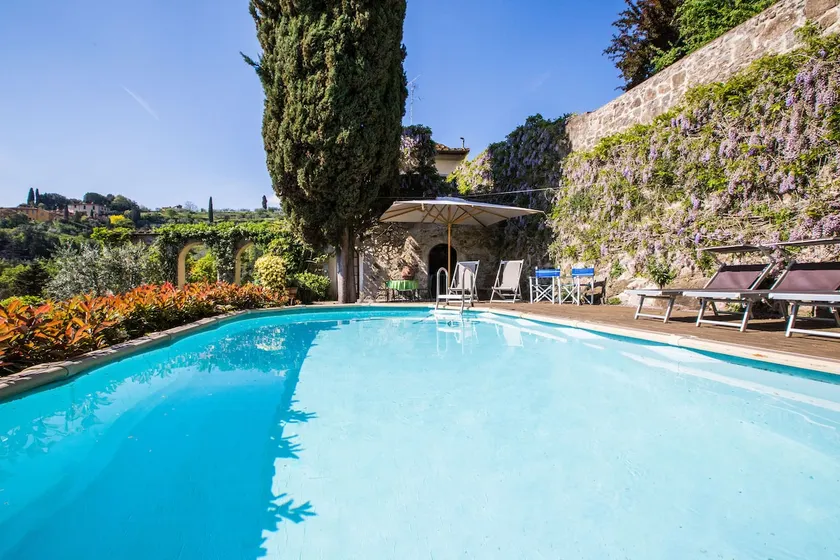 Villa in Florence - No Car Needed, Terrific Views. Exclusive Pool, Garden, Wi-Fi - Image 1