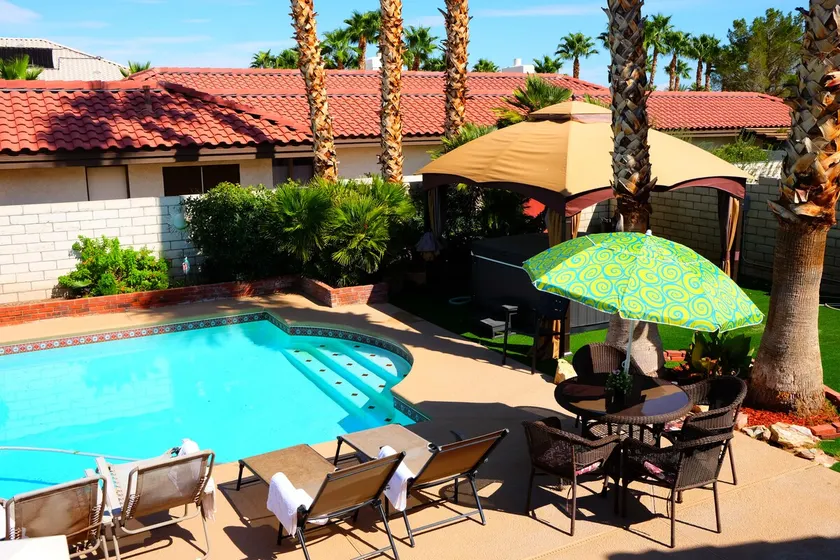 Vintage Vegas Oasis: Pool & Spa, 10 mins to Strip - Image 1