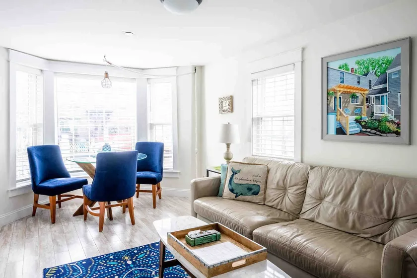 Prime Dock Square Location! Walk Everywhere! - Image 1