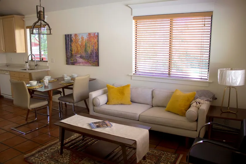 Holladay Guesthouse isolata - Image 1