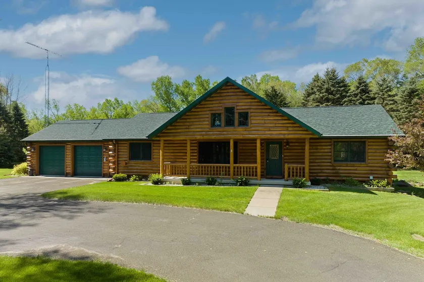 Cabin in Green Lake Sleeps 20 - Image 1