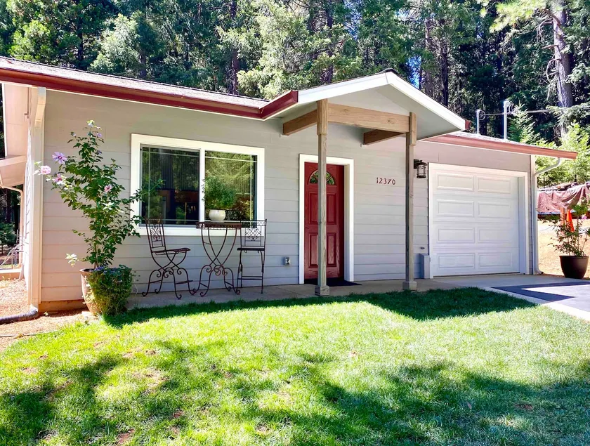 Beautiful spacious home amongst pines! - Image 1