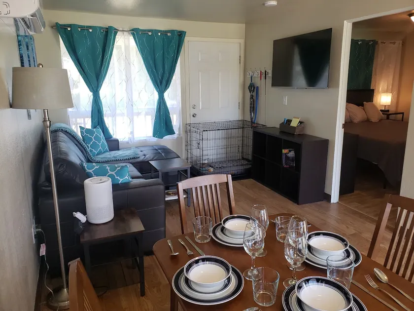 Bring your pet no pet fees King bed A/C 1bdrm Jblm - Image 1