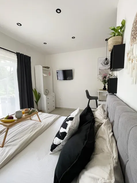 Cozy Studio Apartment with Terrace + Free Parking - Image 1