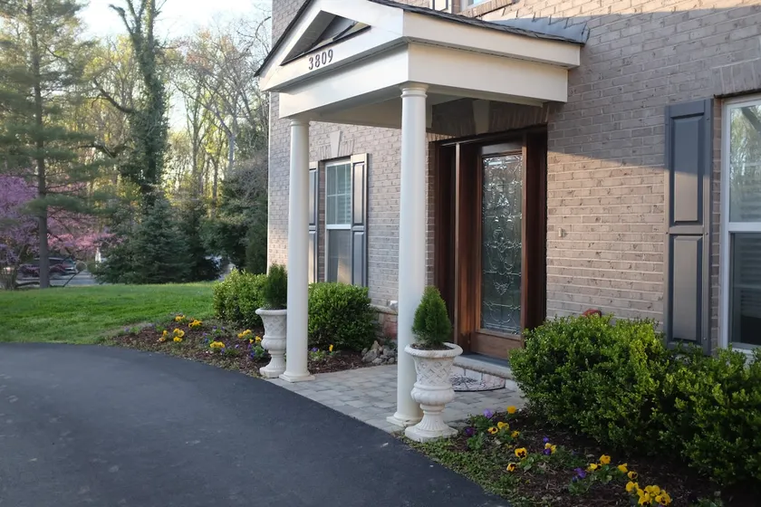 Private 3 Bed Guesthouse w parking & water filter - Image 1