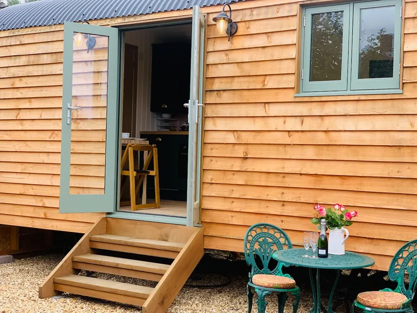 Cosy Shepherd Hut with Courtyard Garden - Image 1