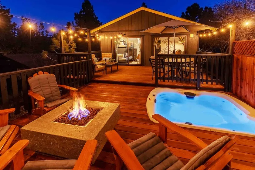 Petite Retreat - cozy 2 bedroom cabin with hot tub - Image 1