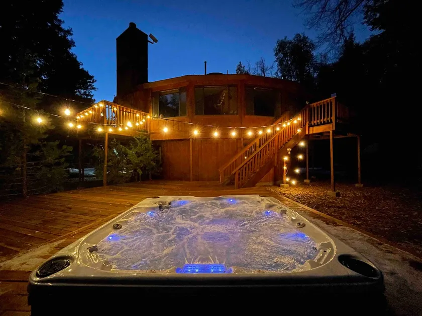 Hidden Nest Private secluded cabin Sleeps 11 - Image 1