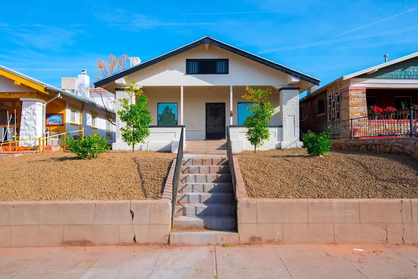 Beautiful bungalow located in the heart of El Paso - Image 1