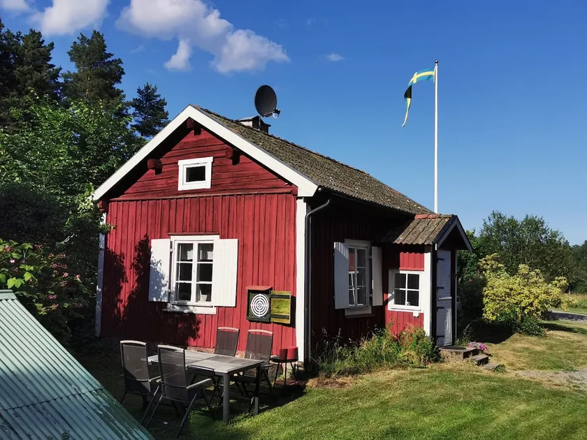 Cozy cottage by the swimming area - Image 1