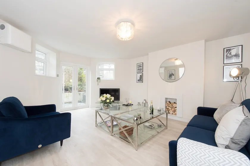 Garden Flat-Private Parking-Very Central Location - Image 1