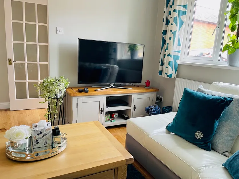 Tanglewood house Abergavenny with private parking - Image 1