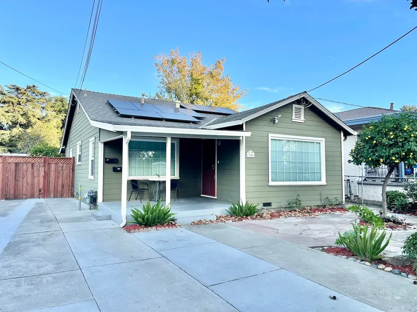 Serene 2BR Bungalow - Parking + Laundry + Sleep 6 - Image 1