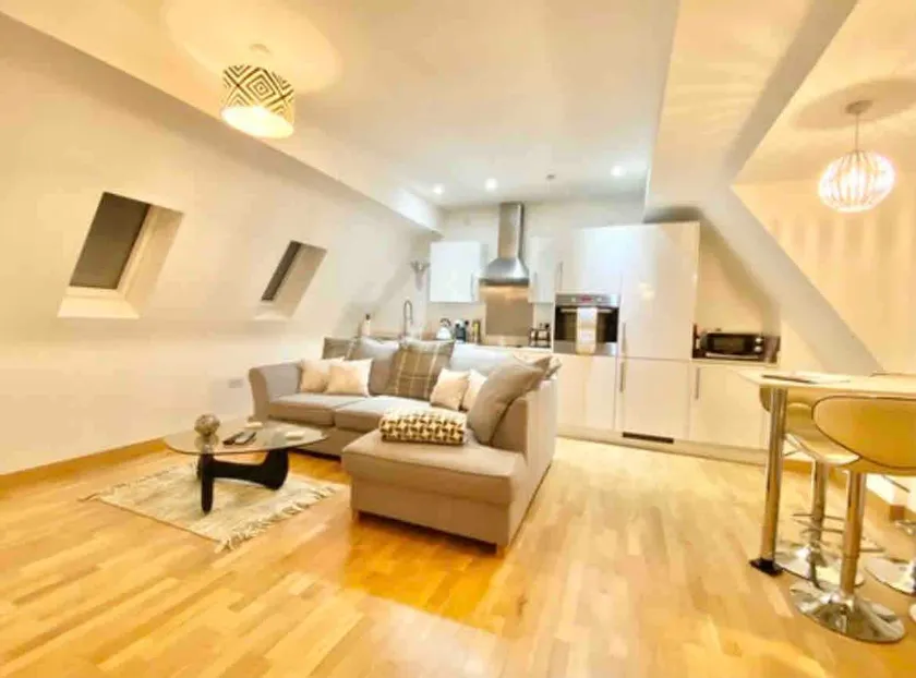 Beautiful 2 bed, spacious apartment with en-suites - Image 1