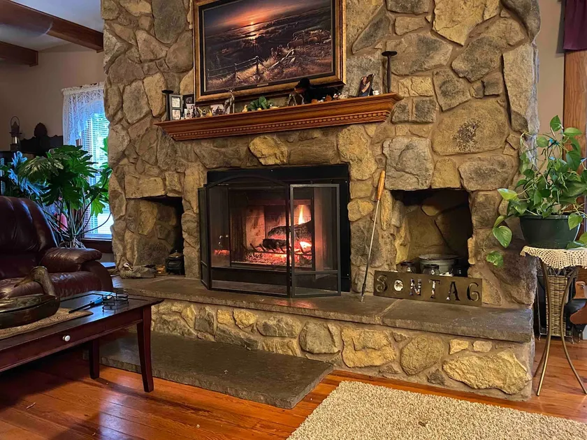 1880 Country Farmhouse-Quiet-Lake-Hunt-Pets-HotTub - Image 1