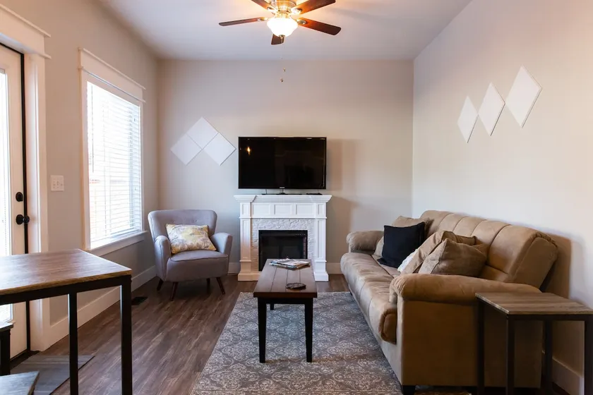 Eagle's Nest - Stylish 1 bed/1 ba Executive Suite - Image 1