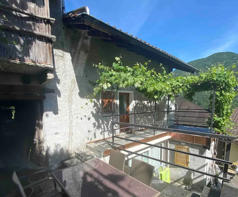 House surrounded by greenery in the heart of Calezzo - Image 1