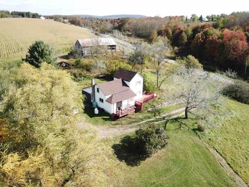 Farmhouse, 2 Acres, beautiful views, private! - Image 1