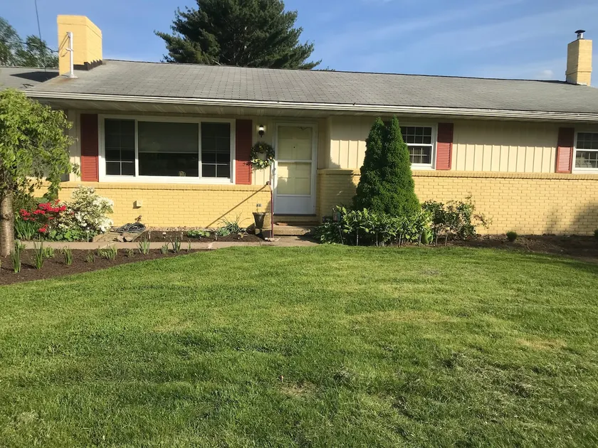 Beautiful, well-kept PSU getaway w/ deck - Image 1