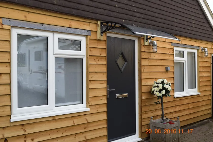 Stylish, Studio Apartment. 5 mins from Eurotunnel. - Image 1