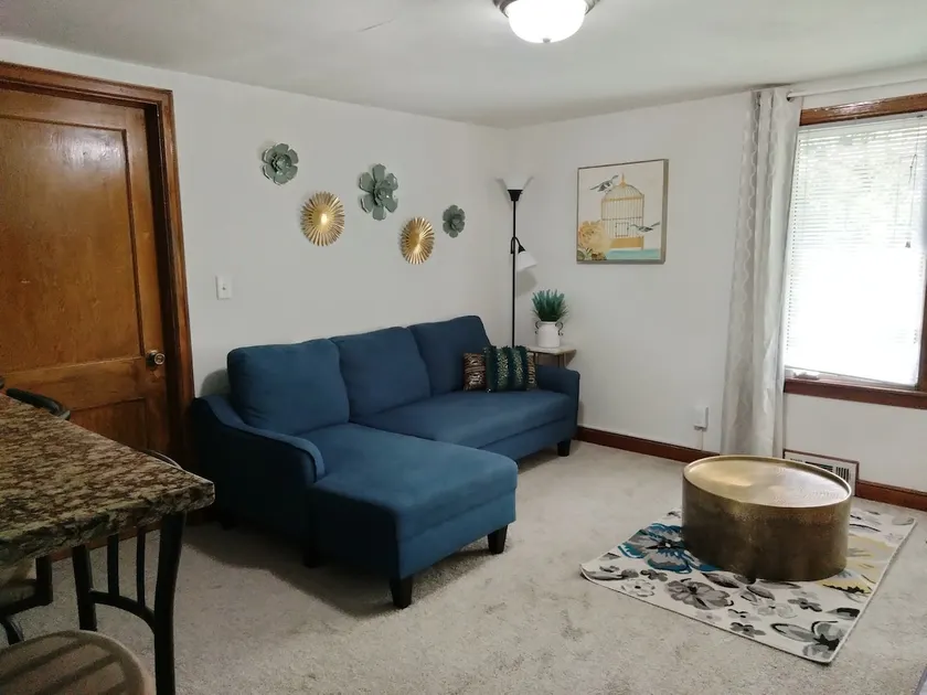 Private upper unit (Apt B) near Beaver Lake - Image 1