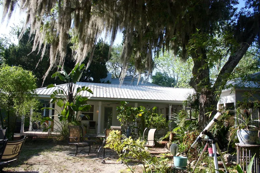 Cottage in a beach community. - Image 1