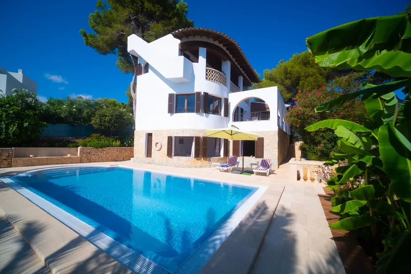 Villa mit direktem Strandzugang zu einer sandigen Bucht in Cala D'or Zentrum - Image 1