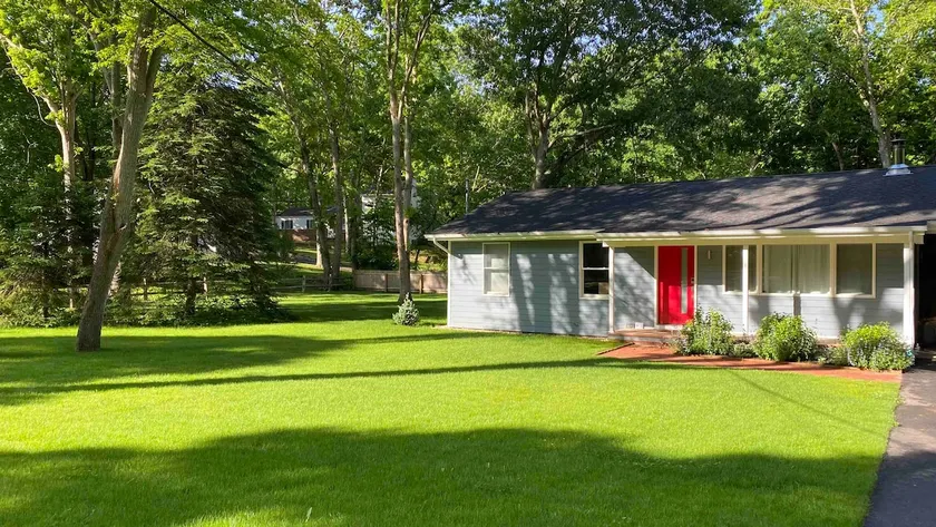 Contemporary House in Quiet Bayside Neighborhood - Image 1