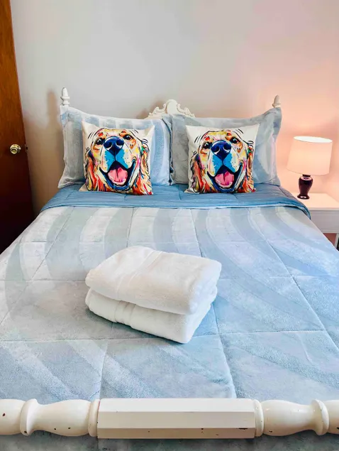 Dog friendly *HOT TUB* Close to outlets, Sleeps 7 - Image 1