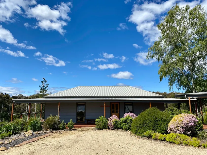Kookaburra Cottage: Serene Rural Escape & King Bed - Image 1