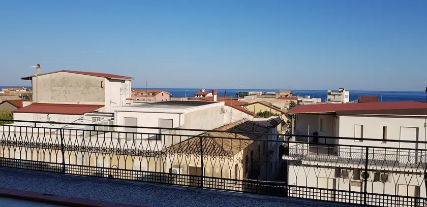 Apartment on the main street with sea view - Image 1