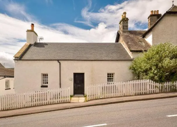 Deuchars Cottage at Loch Tay - Image 1
