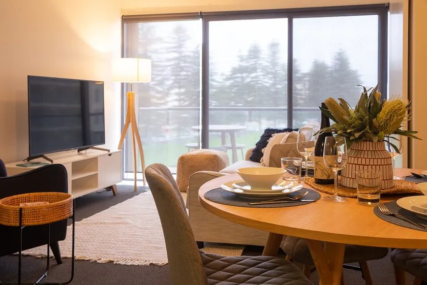 Glenelg Luxury Beachside - Views*Wine*Foxtel*Wifi - Image 1