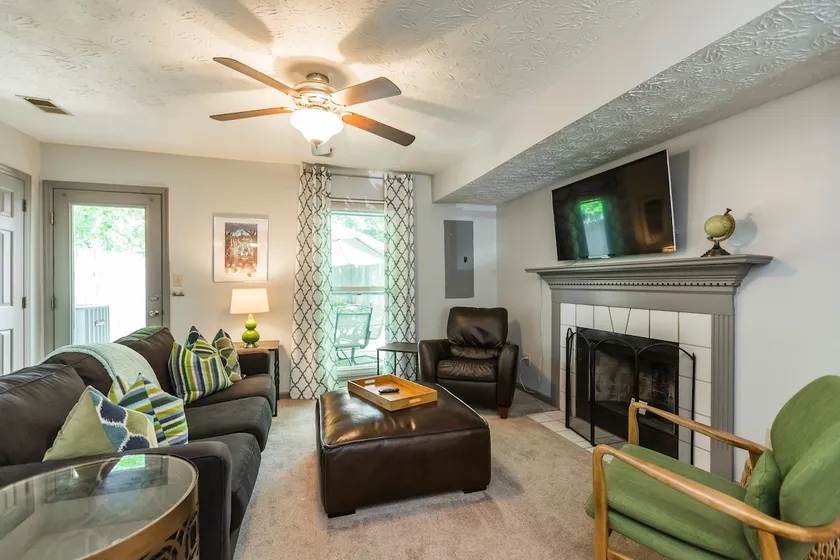 Cozy Downtown Townhouse - Image 1
